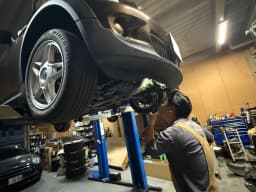 エンジンオイル漏れの原因と症状・診断方法を元BMW・MINI整備士が解説